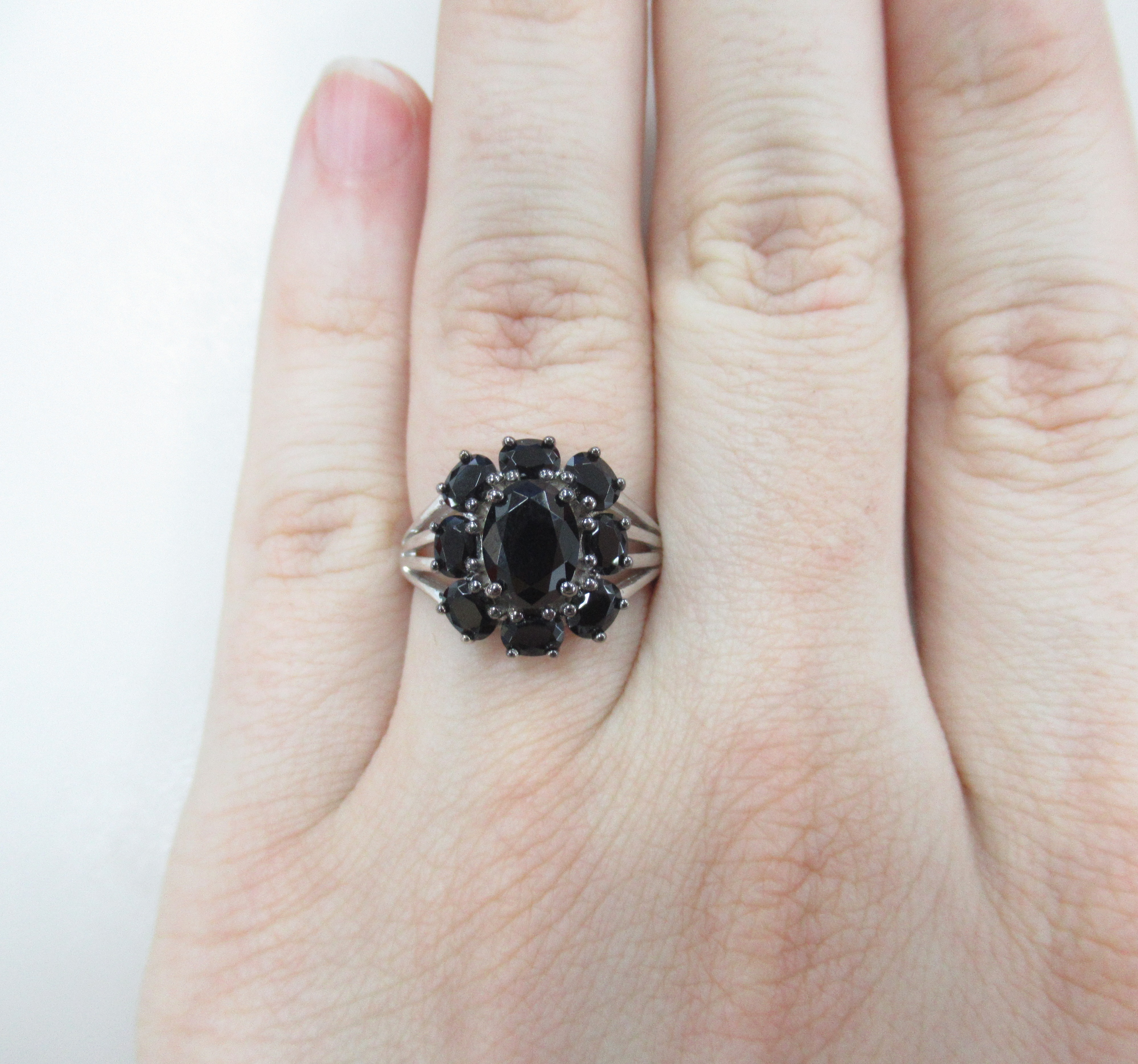 Серебряное кольцо со шпинелью "Цветок"